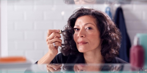 50 yaş üstü kadınlar için en iyi göz makyajı hilesi