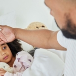 Çocuğumun ateşi yüksek olsa bile onu yıkayabilir miyim?