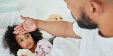 Çocuğumun ateşi yüksek olsa bile onu yıkayabilir miyim?