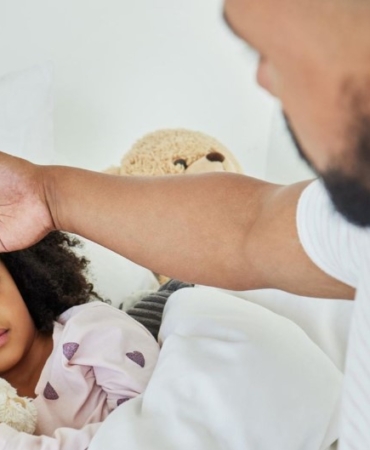 Çocuğumun ateşi yüksek olsa bile onu yıkayabilir miyim?