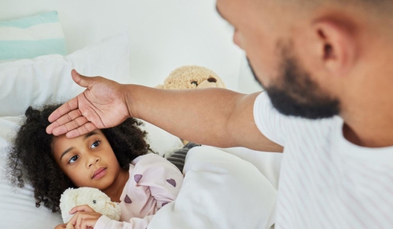 Çocuğumun ateşi yüksek olsa bile onu yıkayabilir miyim?