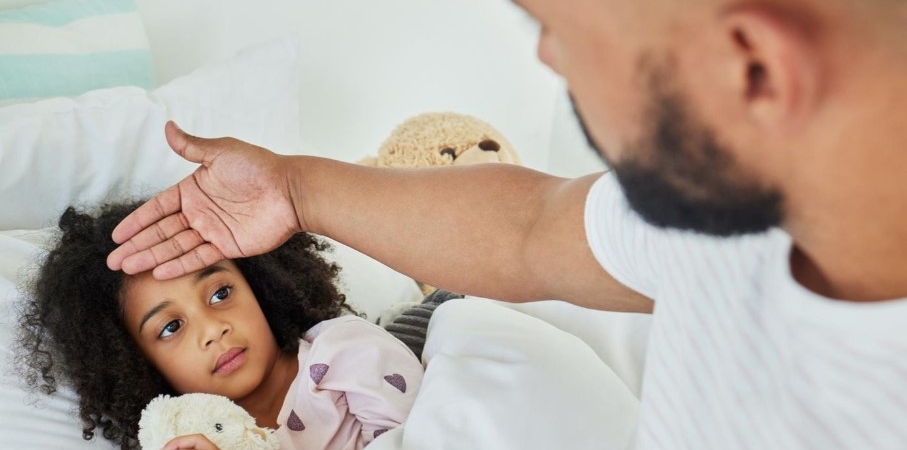 Çocuğumun ateşi yüksek olsa bile onu yıkayabilir miyim?